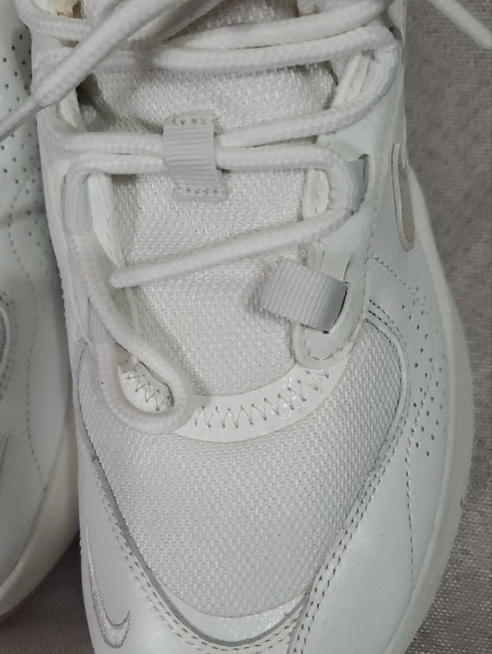 Nike Verona AIR Women’s White and Pink Air-Cushioned Sneakers